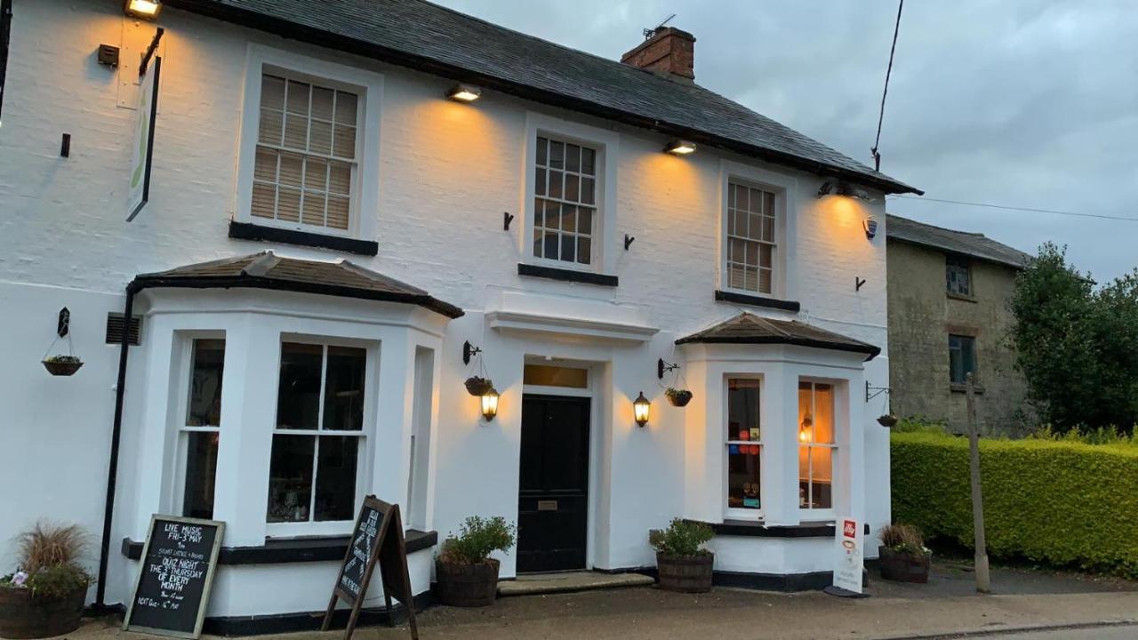 The Fox And Hounds Hotell Whittlebury Exteriör bild